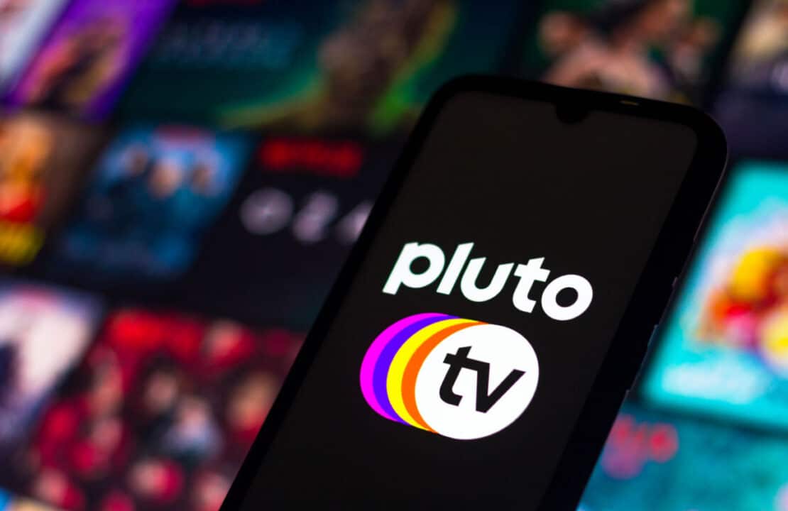 Celular com app Pluto TV - serviço de streaming
