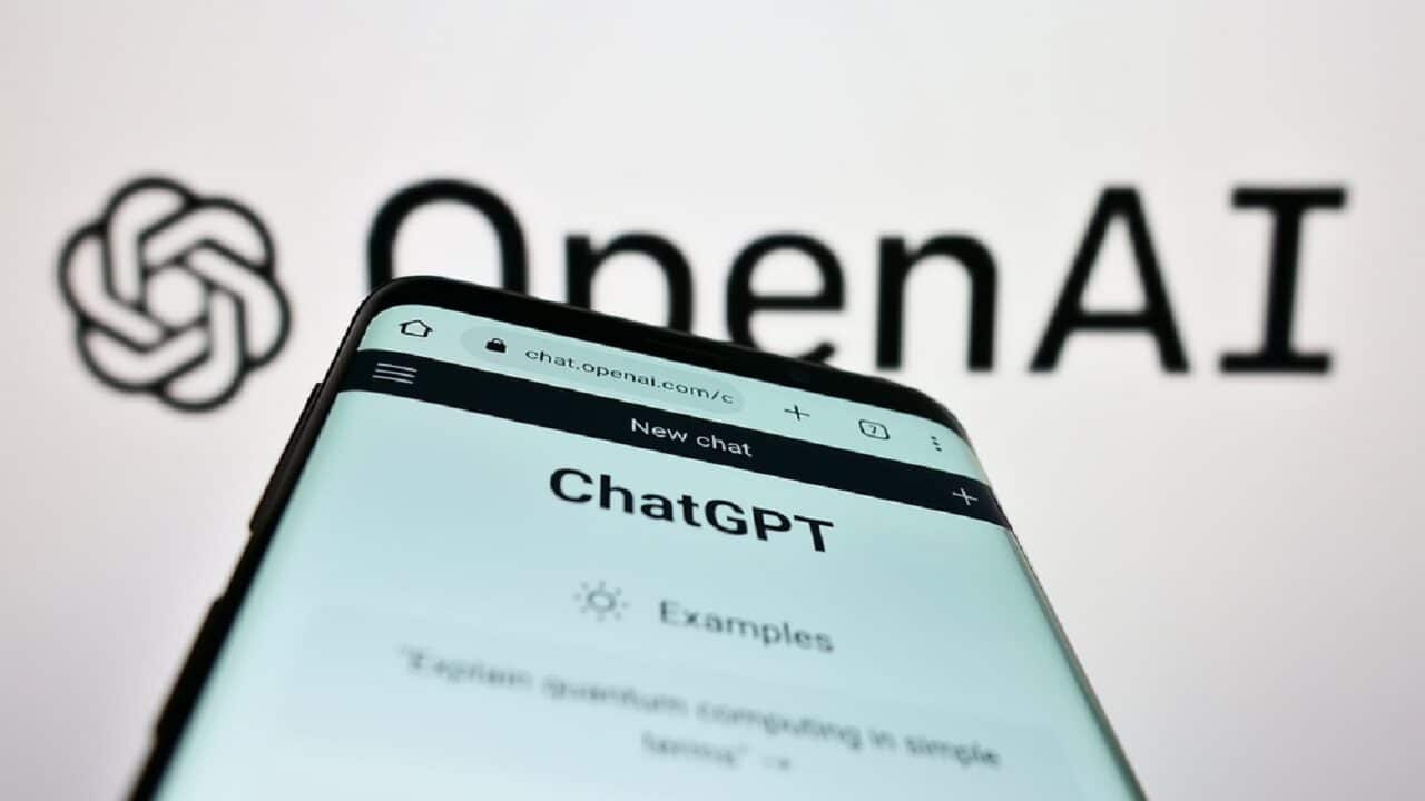 Imagem deum celular com a tela no logo do ChatGPT. Ao fundo, a imagem OpenAI