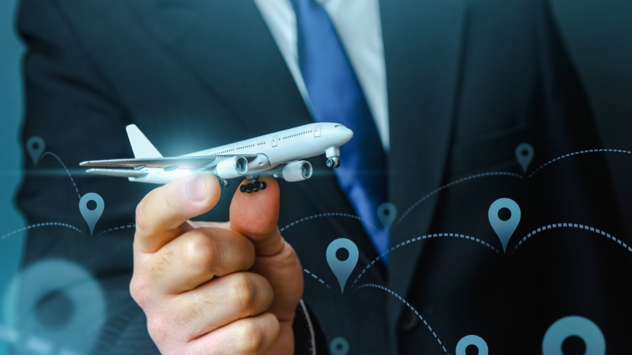 homem segurando miniatura de avião