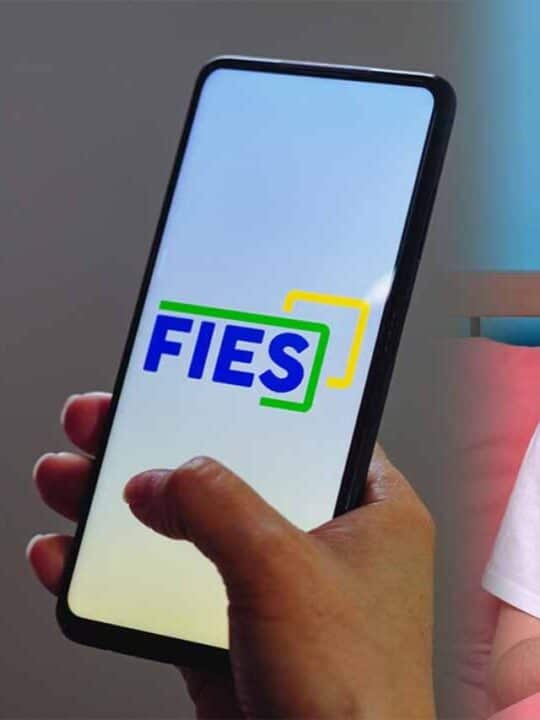 página do FIES aberto em celular, ao lado está um homem preocupado com a mão na cabeça e segurando uma carteira vazia