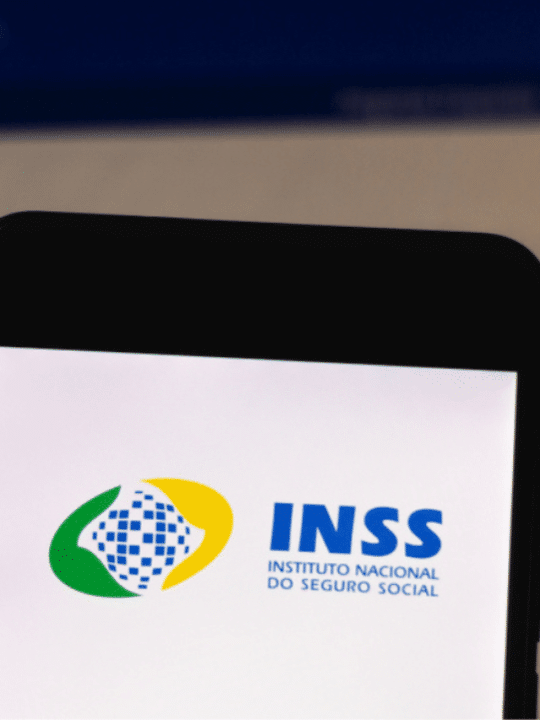 Celular aberto no app do INSS