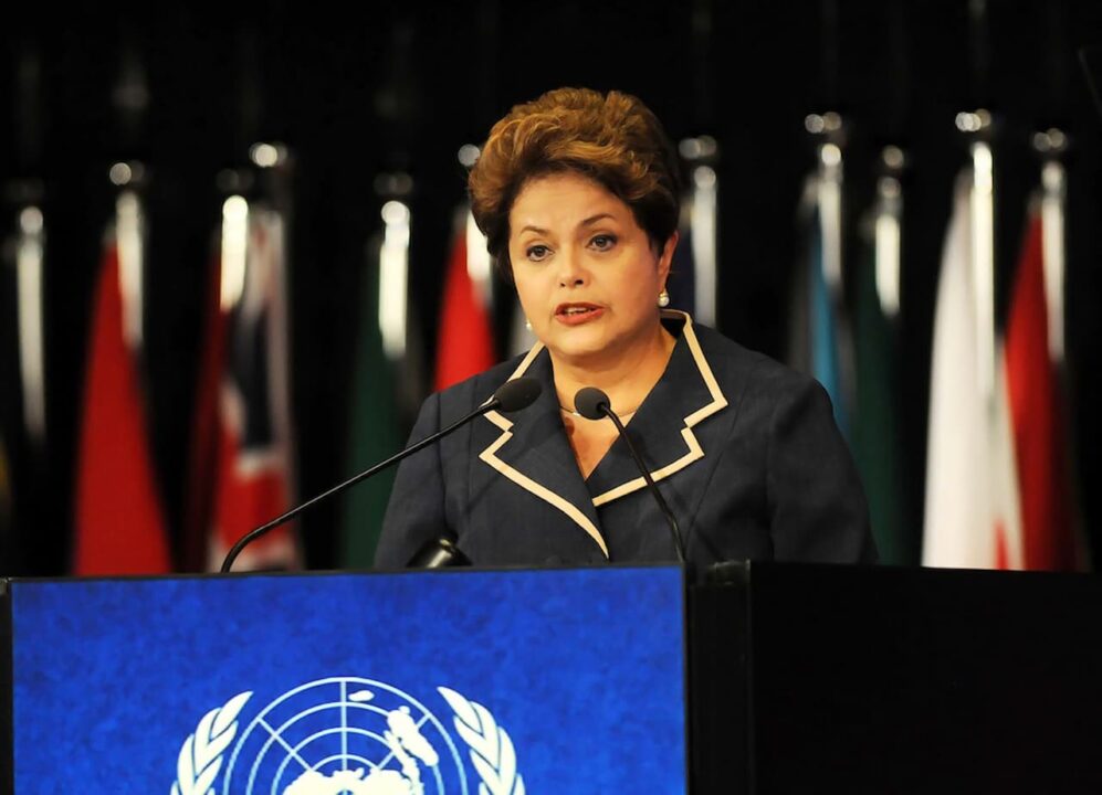 Ex-presidenta Dilma falando no microfone