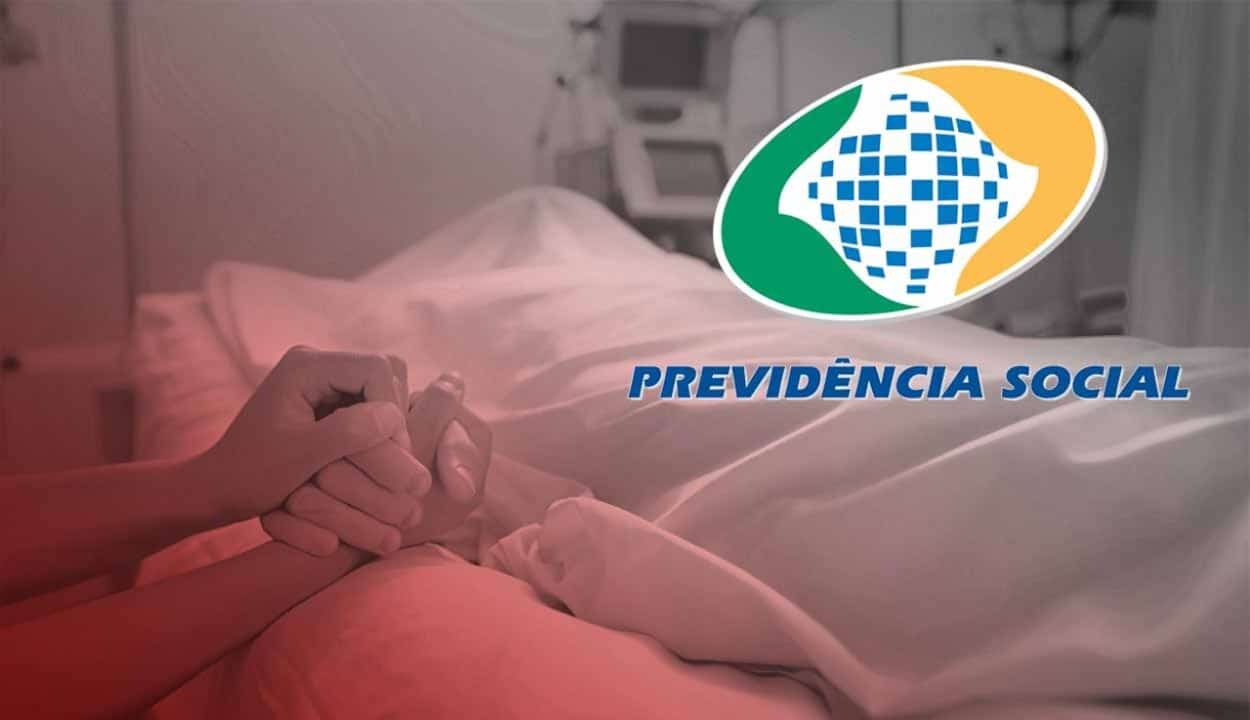 Pessoa segurando a mão de um falecido sob um lençol em hospital
