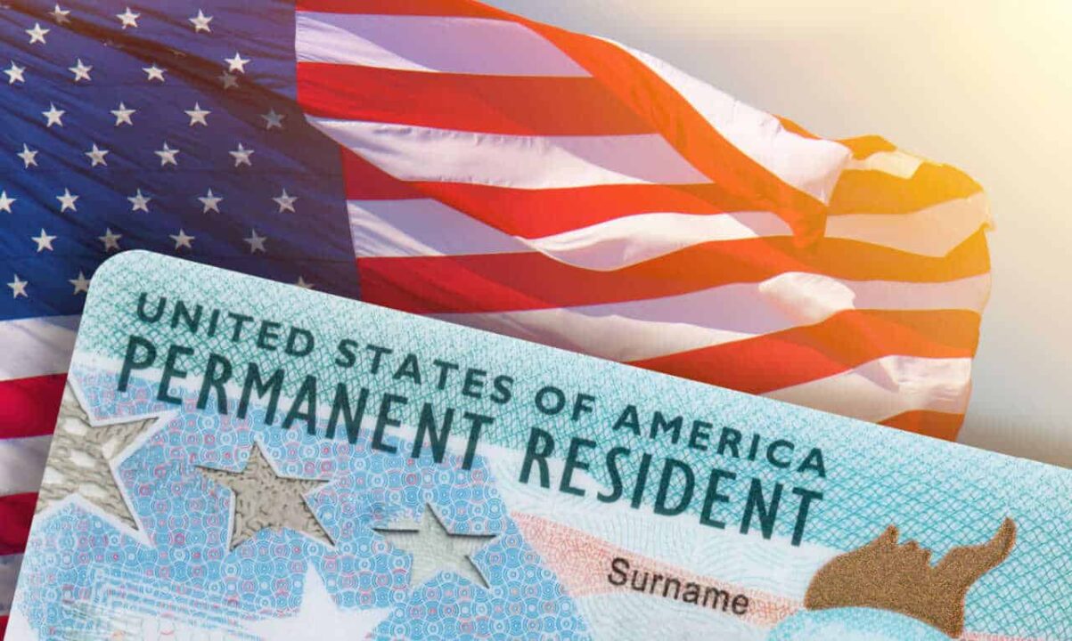 bandeira dos Estados Unidos com um cartão green card na frente
