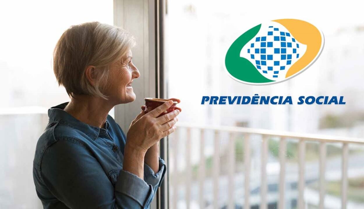 Idosa com expressão feliz segurando uma xícara de café enquanto olha para a janela, ao lado a logo da previdência social
