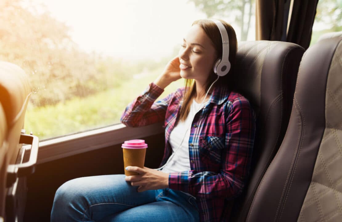 Jovem sentada em ônibus