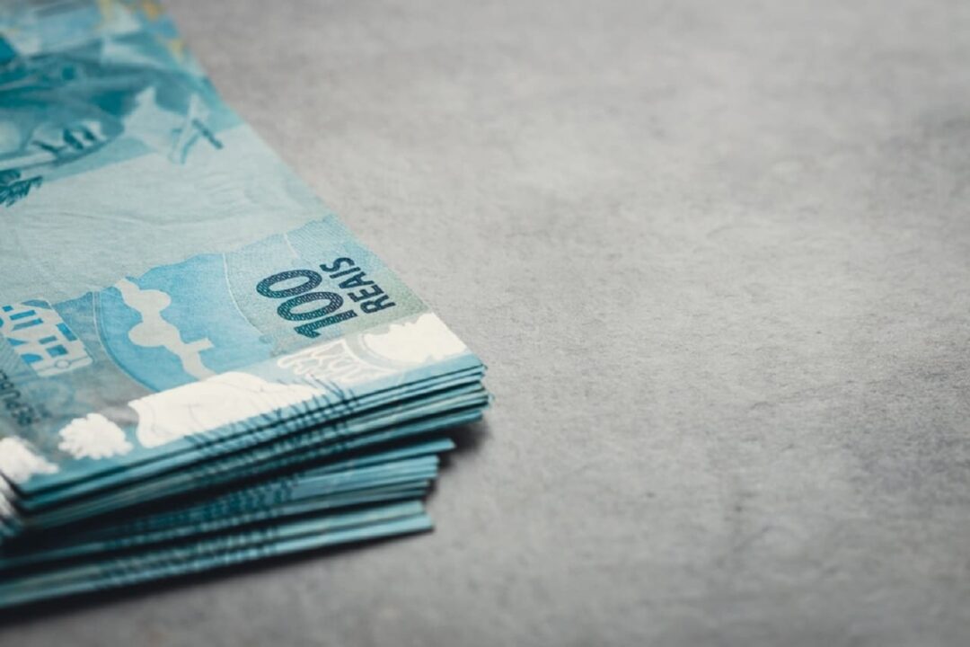 Imagem de um bolo de notas de R$100