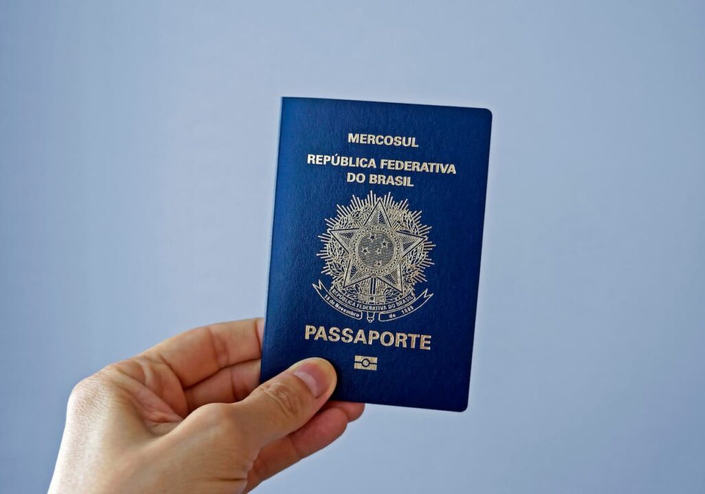 mão masculina segurando um passaporte
