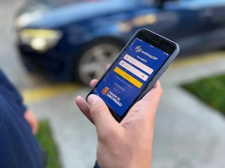 Mão segurando celular com aplicativo mobizapSP aberto