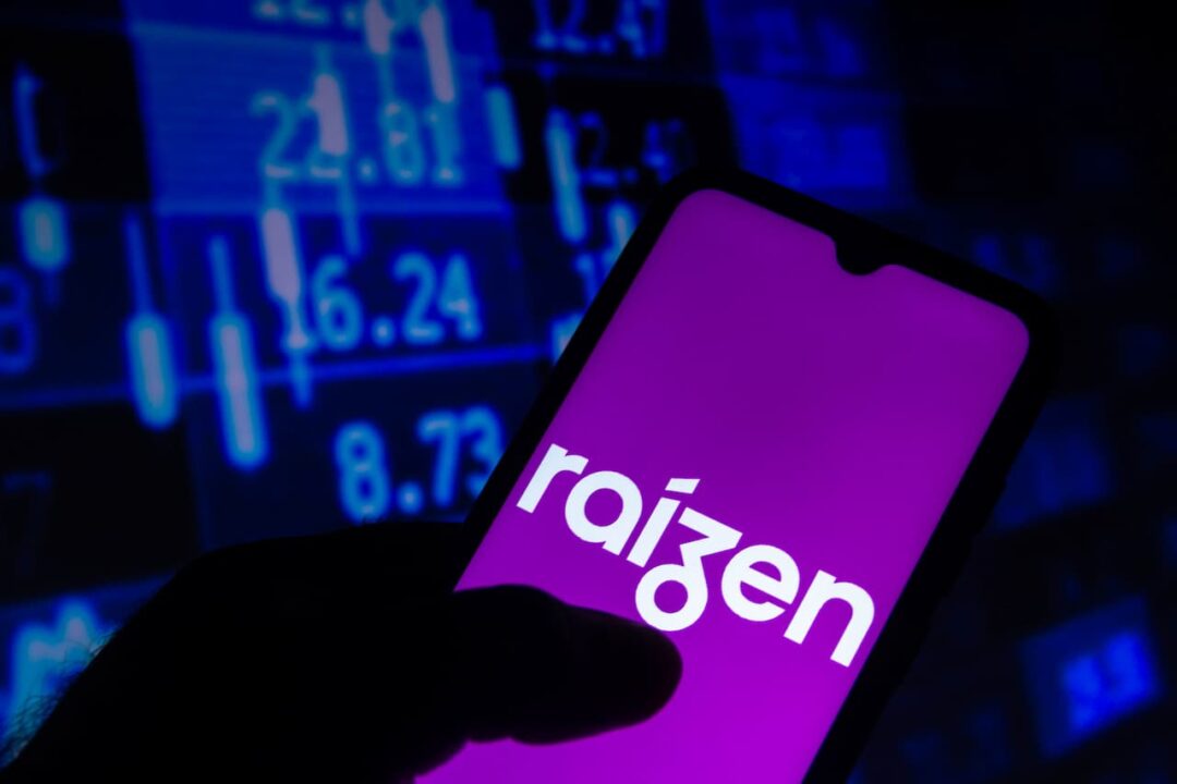 Mão segurando celular com logo da raízen. Ao fundo infográfico azul e preto