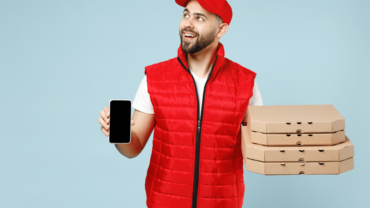 motobou segurando caixas de pizza e um celular