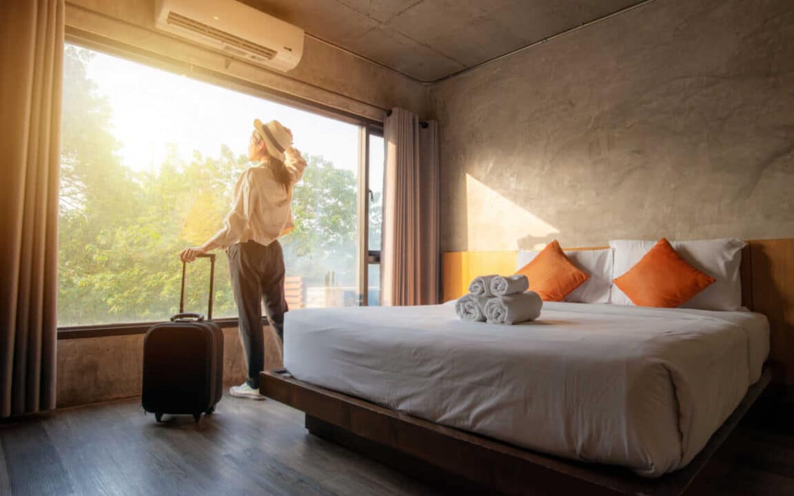 Mulher em quarto de hotel