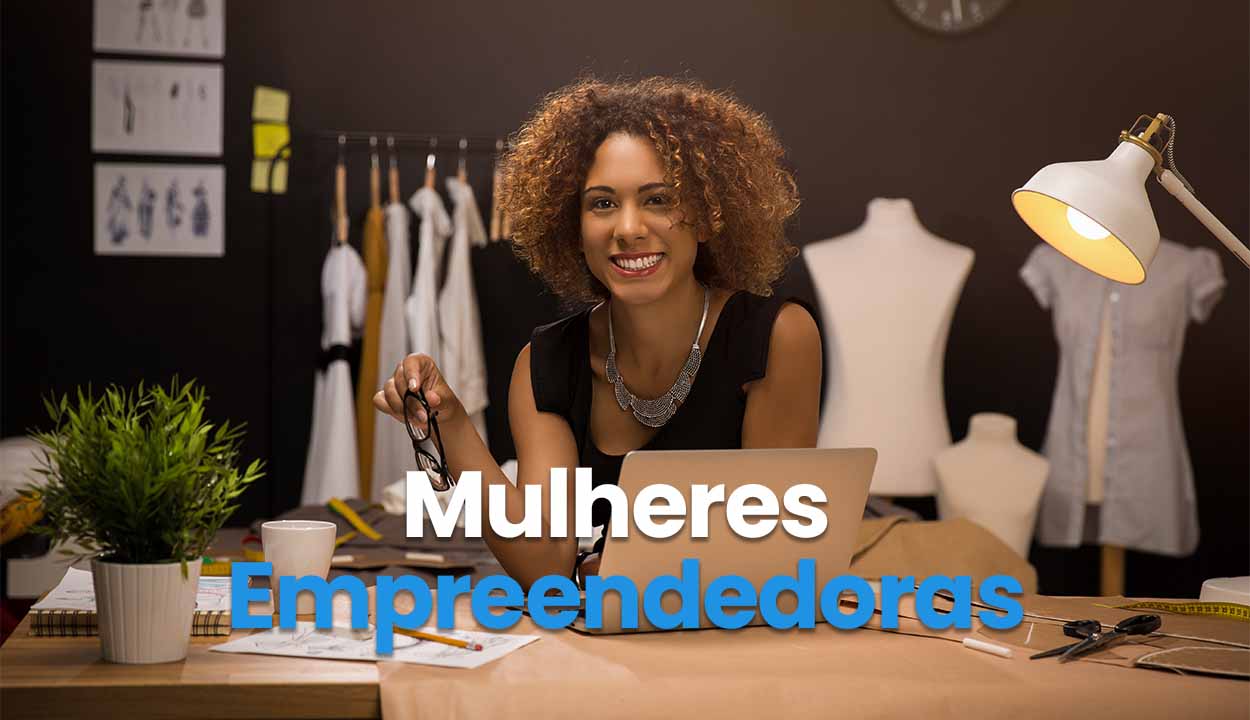 Imagem de uma mulher, em um balcão de uma loja de roupas. À sua frente, há um computador. Na parte inferior está escrito "Mulheres empreendedoras"