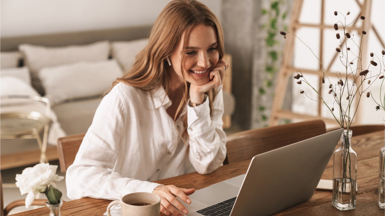 Serasa oferece vaga home office exclusiva para mulheres, veja como se candidatar