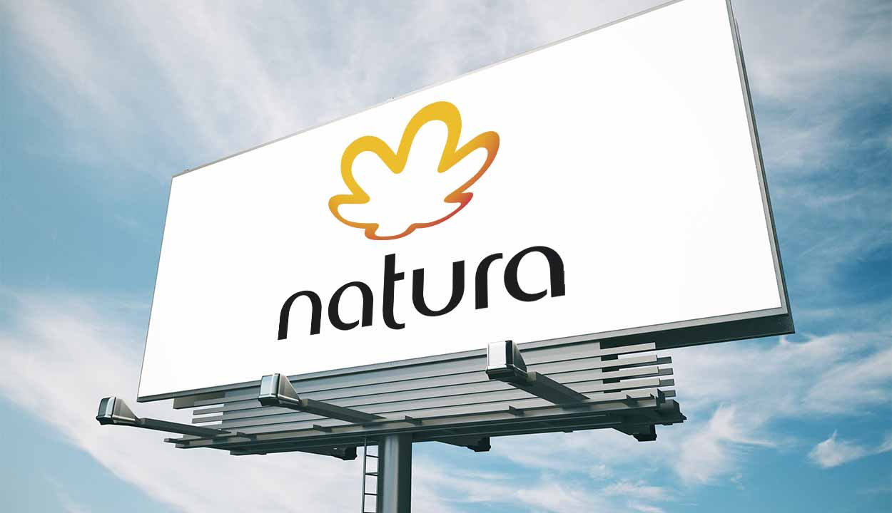 Um outdoor com a logo da natura, que avalia vender a The Body Shop.