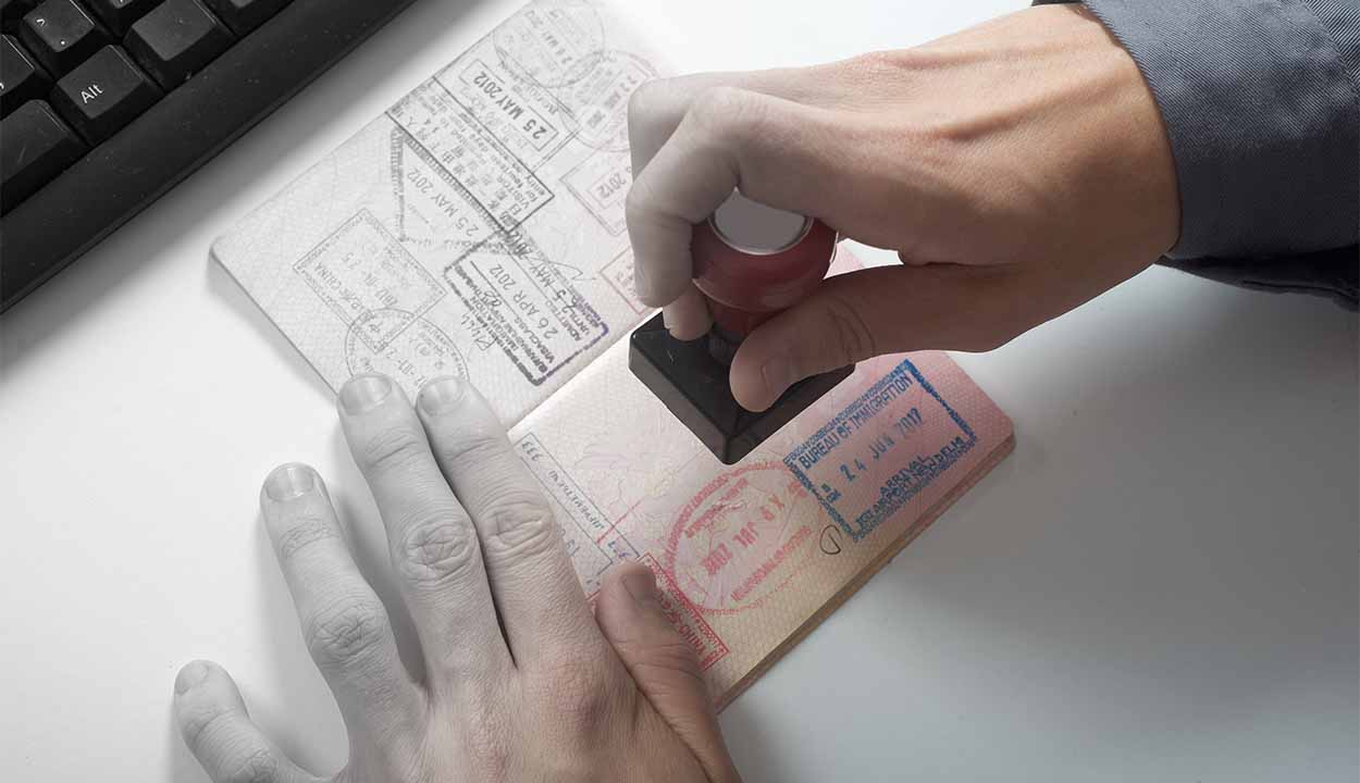 homem carimbando passaporte com visto para viagem internacional