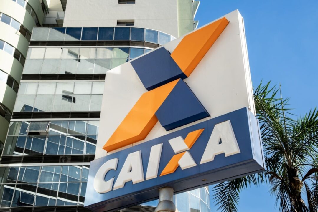placa em frente ao prédio da Caixa Econômica exibindo a logo da instituição