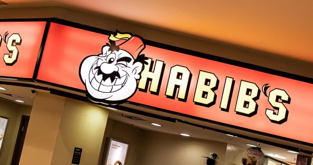 Imagem mostra a placa da franquia de fast-food Habib's.