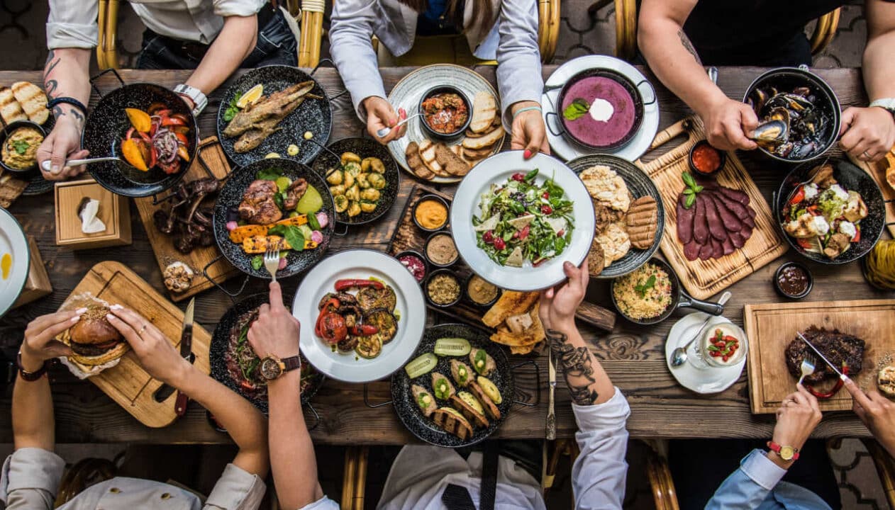 Pratos de comida sobre mesa.