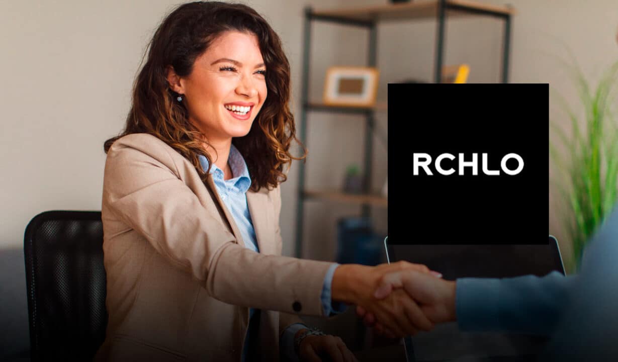 empresária cumprimentando seu novo funciorário