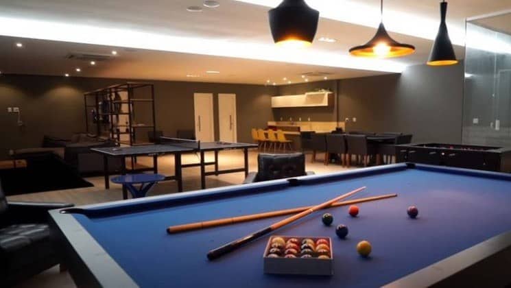mesa de sinuca na sala de jogos da mansao do gabigol