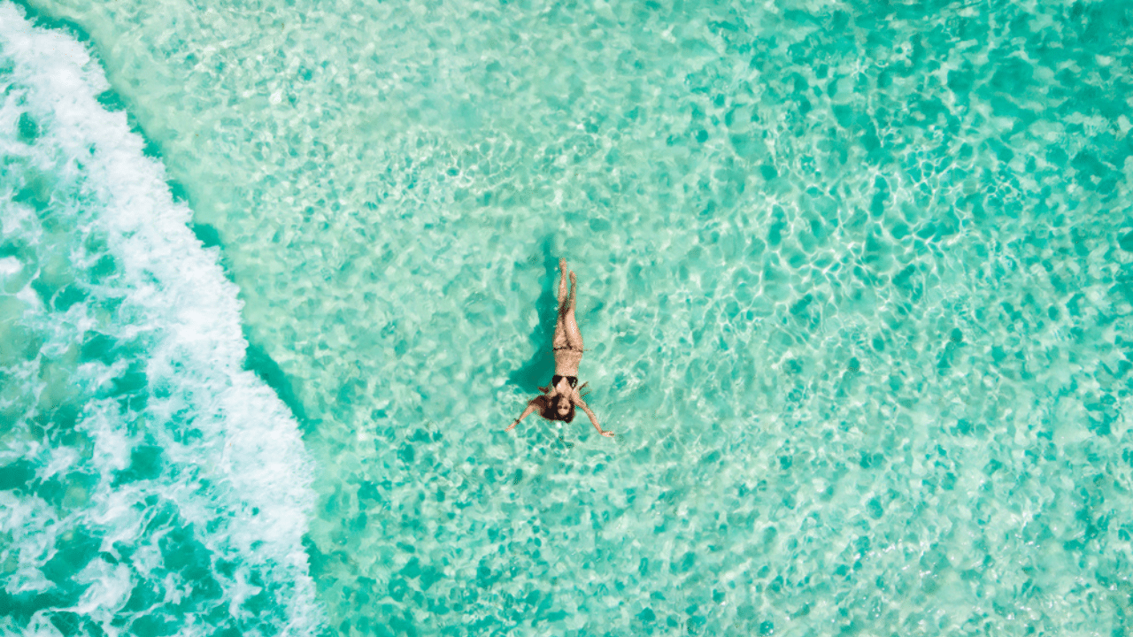 mulher no mar do caribe nadando