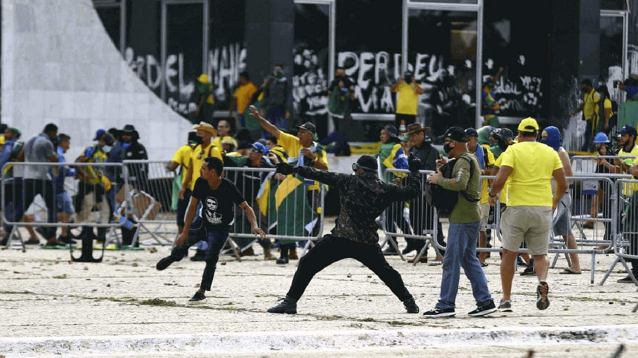 Foto ampla de apoiadores de Bolsonaro no dia do ataque à Praça dos Três Poderes