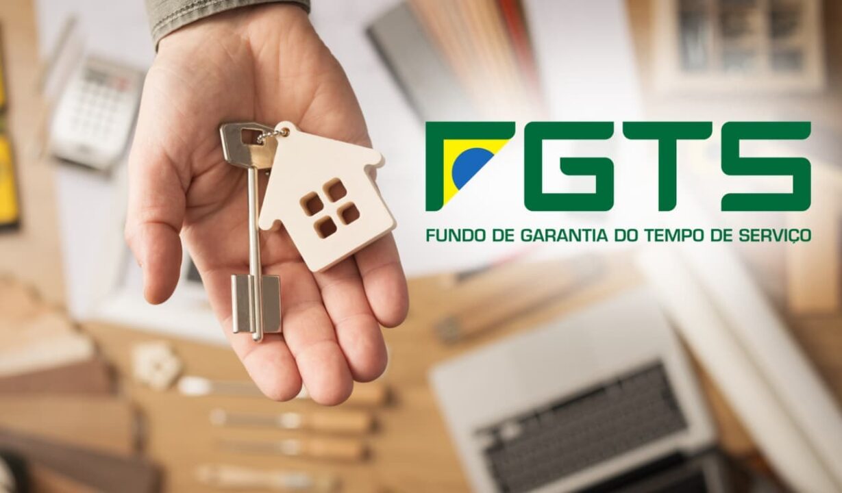 imagem de uma mão segurando chaveiro com a miniatura de uma casa, ao lado dela está o logo do FGTS