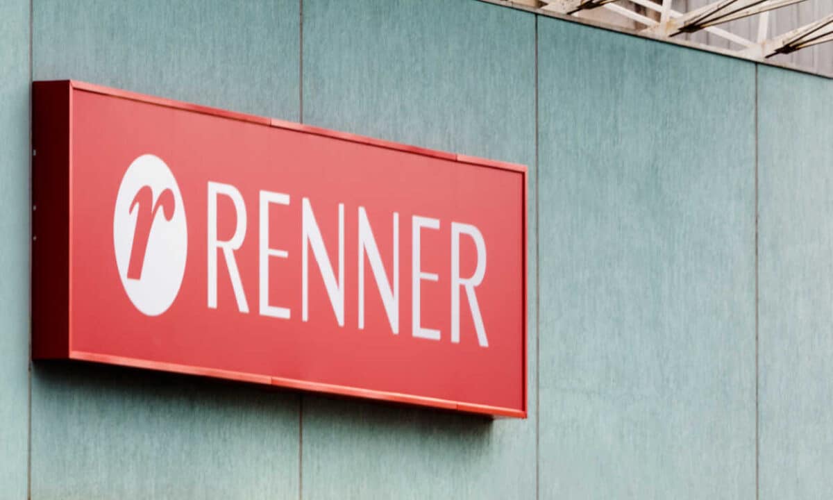Fachada de um local com um letreiro da Renner