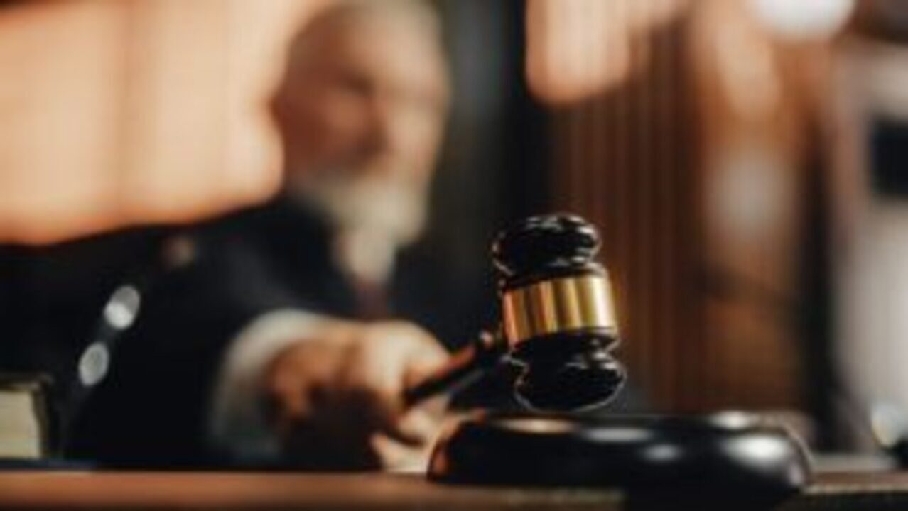 Juiz bate martelo em tribunal