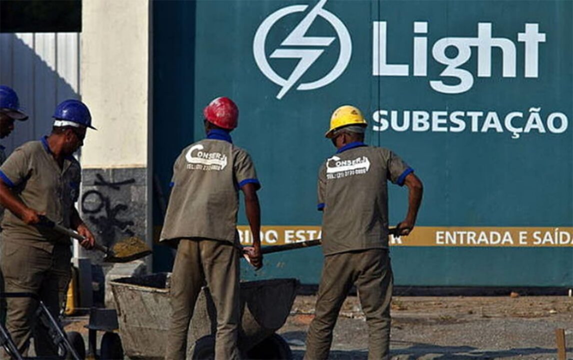 Imagem do portão da Light com pessoas trabalhando