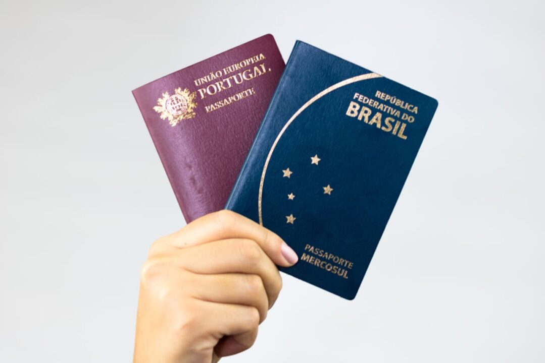 Imagem de dois passaportes, Mercosul e União Europeia juntos