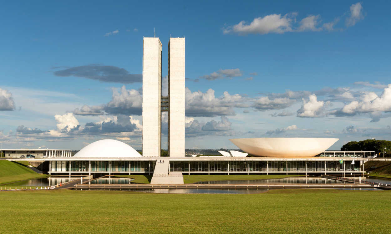 Proposta para limitar supersalários públicos é apresentada na Câmara dos Deputados