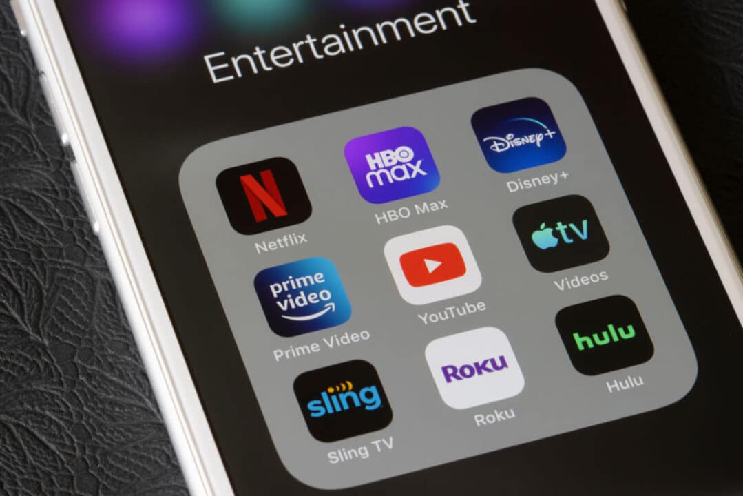 Celular com aplicativo de streaming