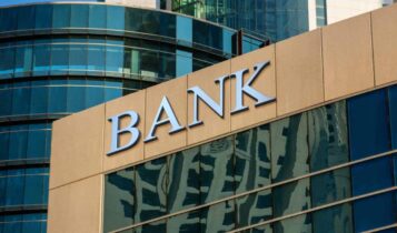 Imagem da fachada de um banco internacional escrito "Bank".