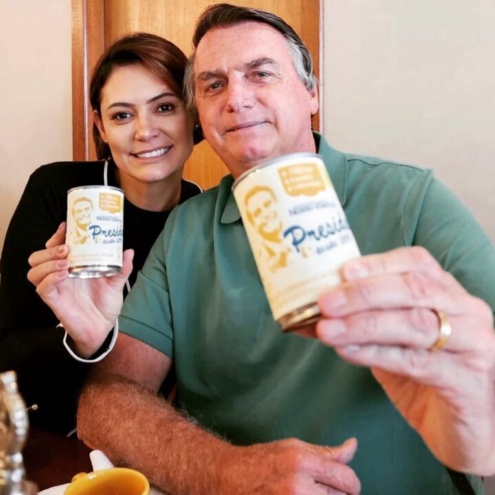 Bolsonaro e Michelle segurando lata de leite moça manipulada por terceiros