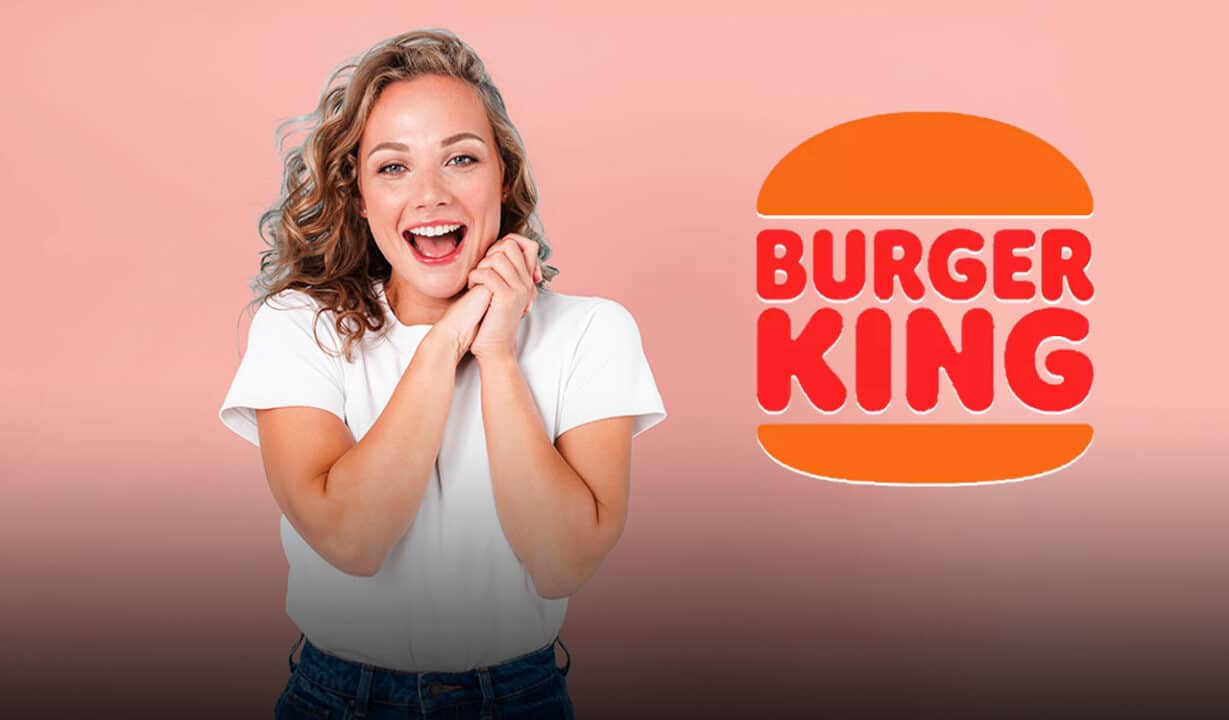 Mulher loira com expressão animada. Ao lado dela, o logo do Burger King