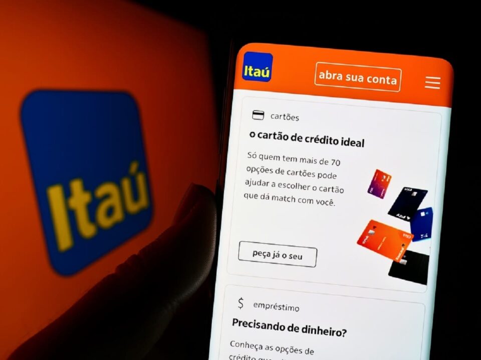 Imagem de um celular com a tela apresentando mais de um cartão de crédito do Itaú. Ao fundo, a logo do banco.