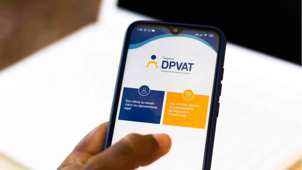 Celular exibindo tela com o aplicativo DPVAT