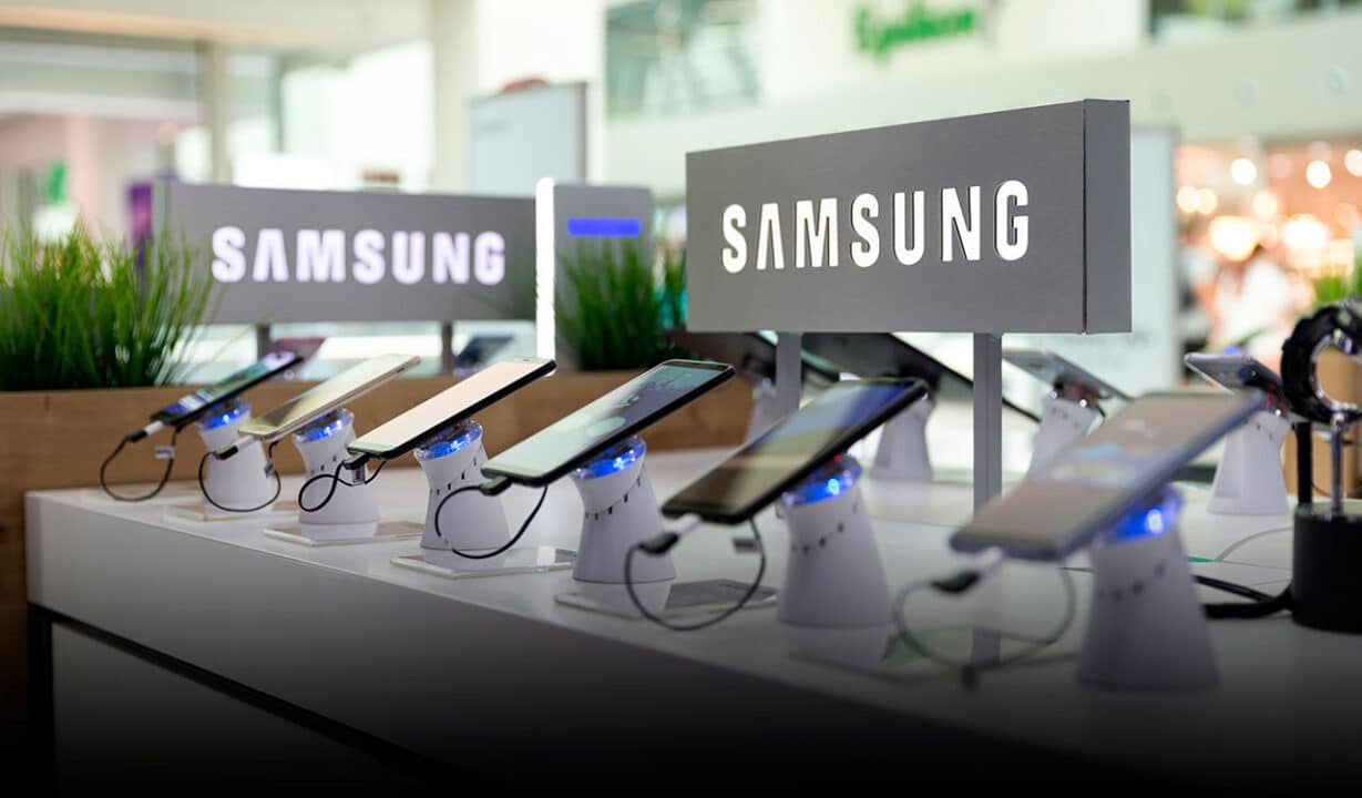Celulares Samsung em uma bancada.