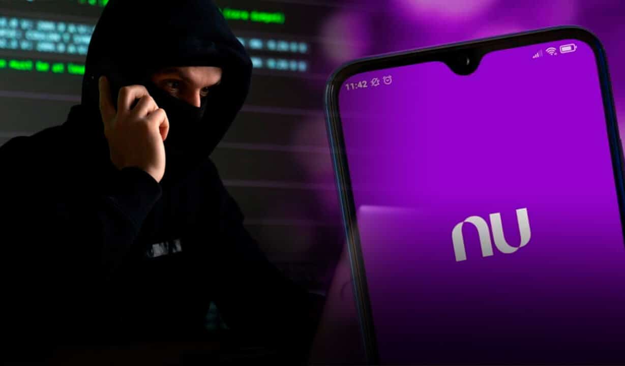 Pessoa encapuzada de preto com máscara preta e imagem do celular com aplicativo do Nubank aberto