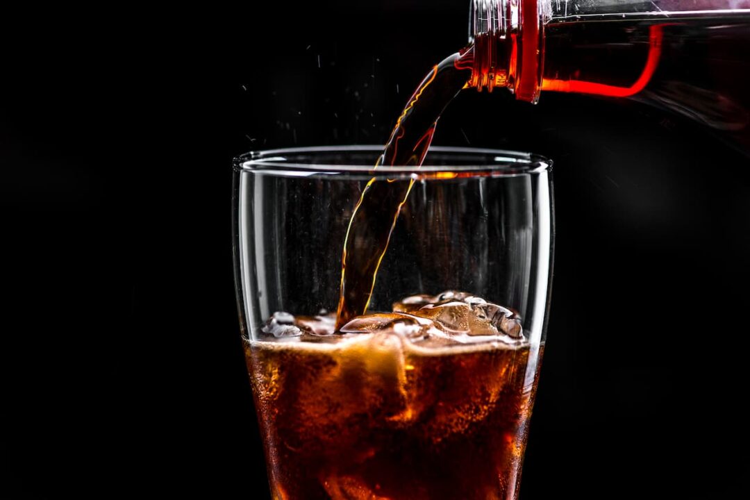 Coca-Cola sendo colocada em copo