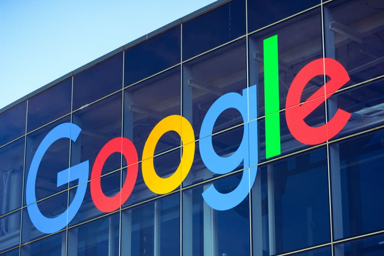 Fachada de edifício do Google com logo da empresa