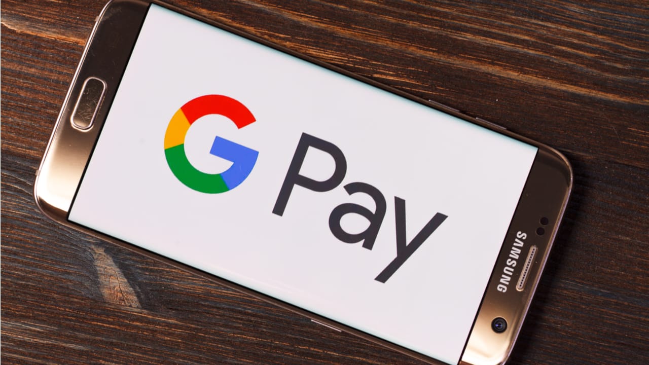 Celular com logo do aplicativo Google Pay