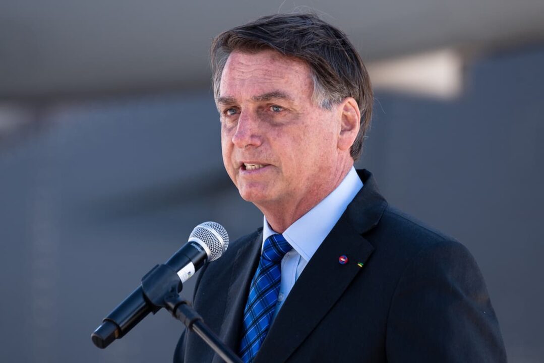 Ex-presidente Jair Bolsonaro falando no microfone