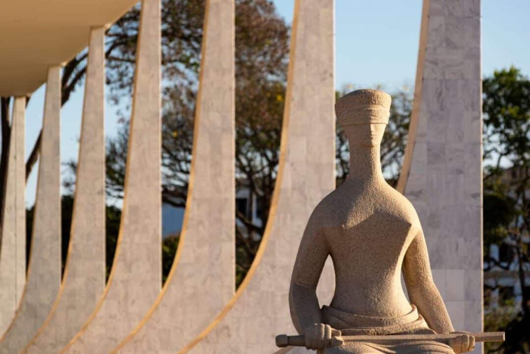 Parte da fachada do STF com a escultura A Justiça enquadrada