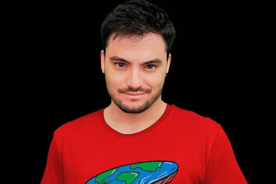 Felipe Neto com camisa estampada