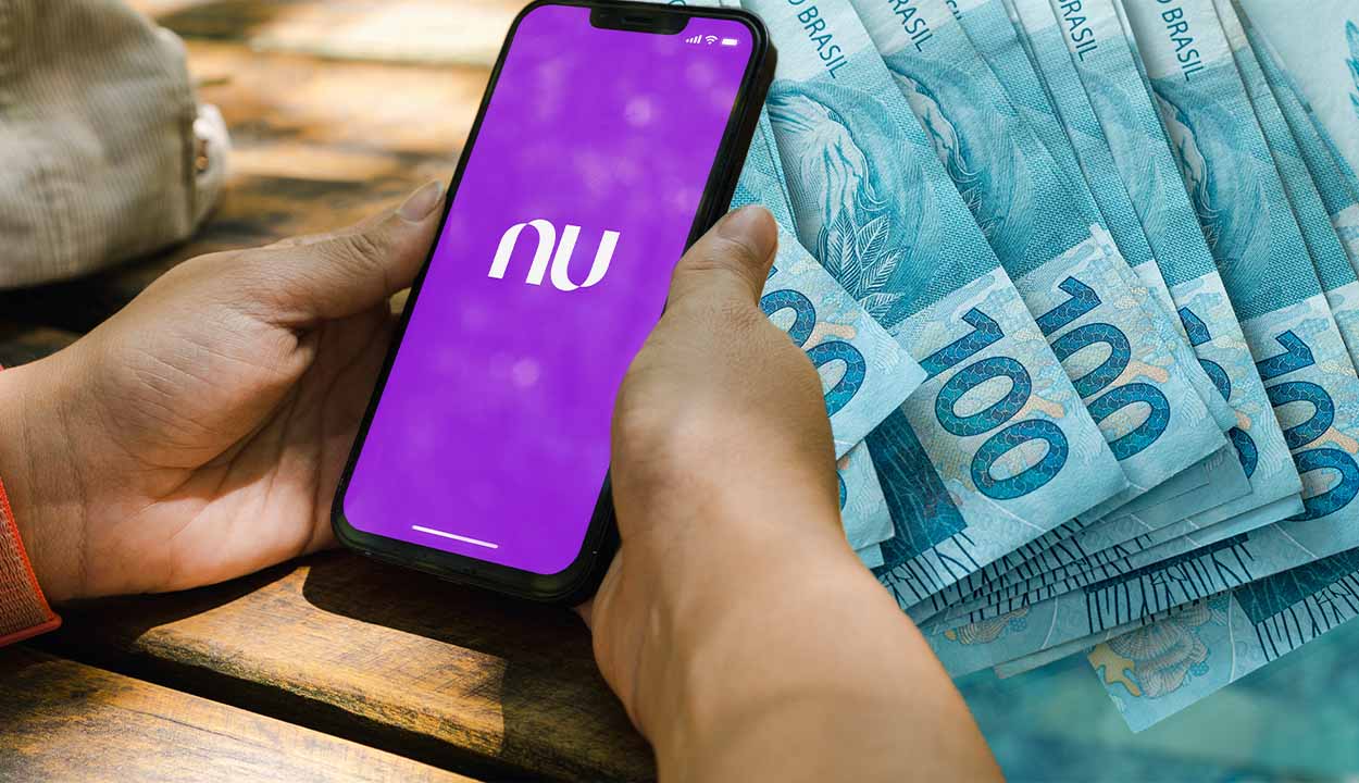 Montagem de uma foto de pessoa segurando um celular com o app do Nubank aberto e outra imagem com notas de 100 reais juntas.