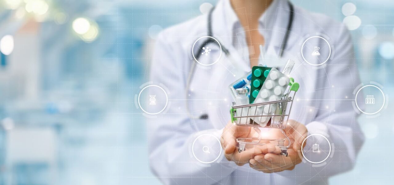 médica segurando miniatura de carrinho de compras com remédios