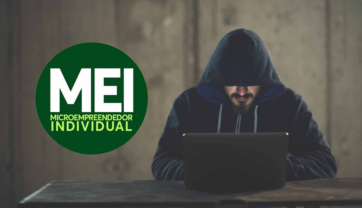 Pessoa encapuzada suspeita usando computador. Ao lado, símbolo do MEIs.